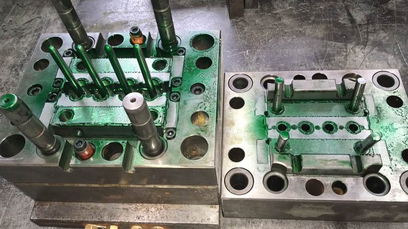 深圳双色模具安装：关键步骤与注意事项**